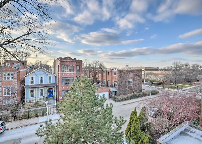 With Balcony Walk To Cta Stations! Holiday home