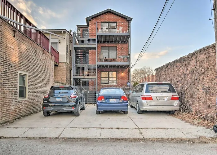 With Balcony Walk To Cta Stations! Holiday home