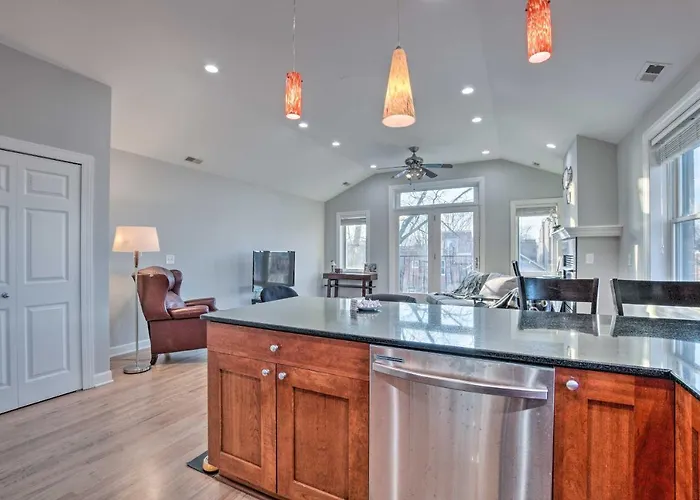 With Balcony Walk To Cta Stations! Holiday home Chicago