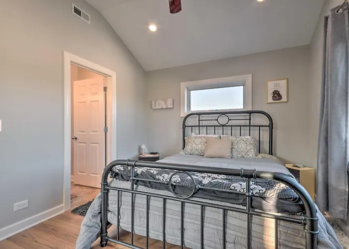 With Balcony Walk To Cta Stations! Holiday home Chicago