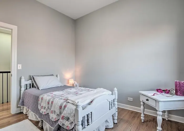With Balcony Walk To Cta Stations! Holiday home