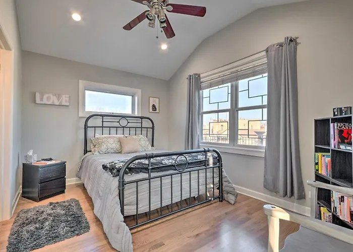 With Balcony Walk To Cta Stations! * Chicago