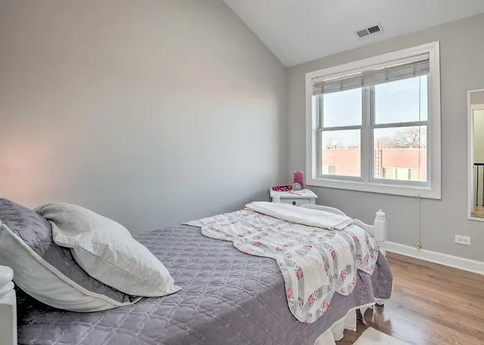With Balcony Walk To Cta Stations! * Chicago