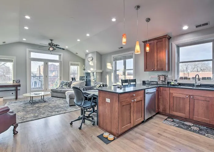 With Balcony Walk To Cta Stations! Holiday home