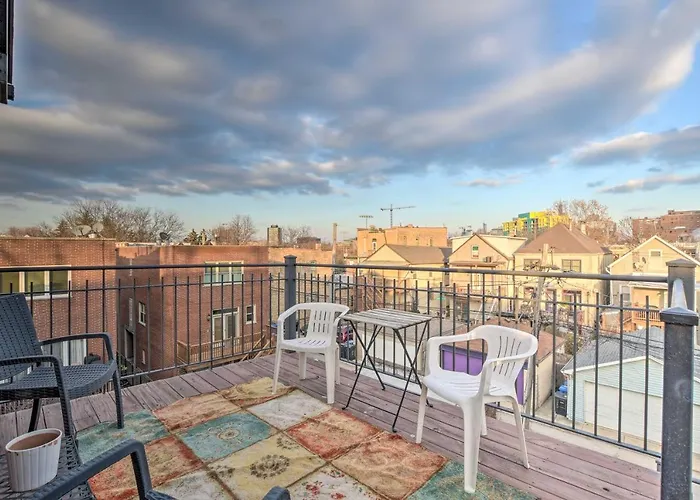 With Balcony Walk To Cta Stations! Holiday home