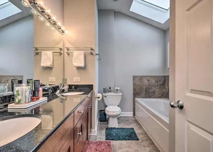 Holiday home With Balcony Walk To Cta Stations! *