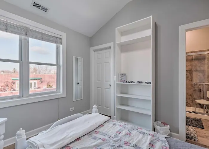 Holiday home With Balcony Walk To Cta Stations! *